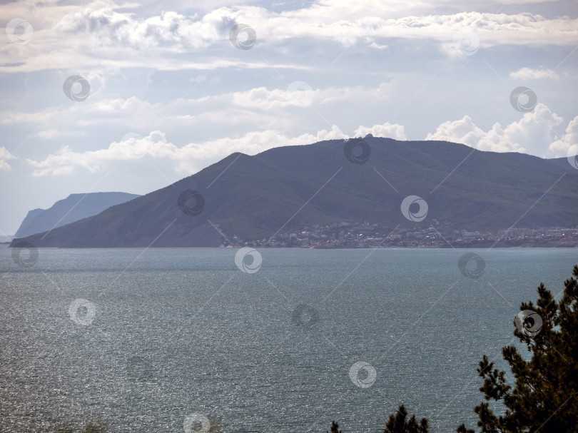 Скачать Дикий пляж на побережье поселка Кабардинка, Россия, со скалами, деревьями и природными пейзажами, демонстрирующими нетронутый прибрежный ландшафт и морскую среду обитания фотосток Ozero