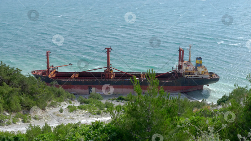 Скачать 22 августа 2025 года грузовое судно RIO село на мель недалеко от берега Кабардинки на черноморском побережье России. Крупное судно село на мель недалеко от береговой линии после морского инцидента фотосток Ozero