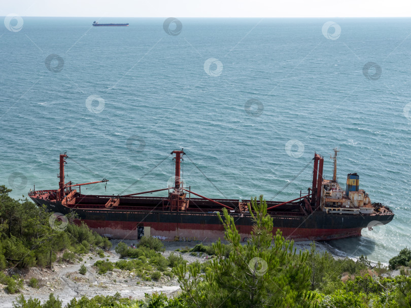 Скачать 22 августа 2025 года грузовое судно RIO село на мель недалеко от берега Кабардинки на черноморском побережье России. Крупное судно село на мель недалеко от береговой линии после морского инцидента фотосток Ozero