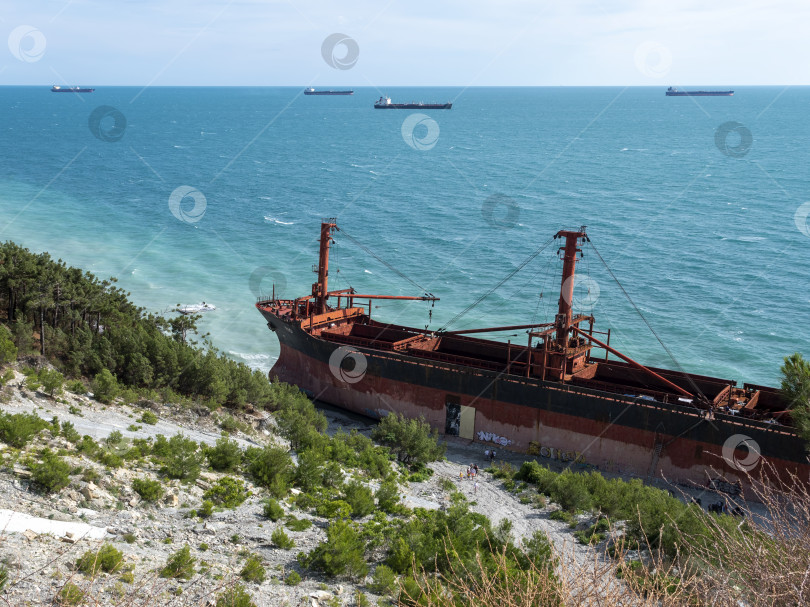 Скачать 22 августа 2025 года грузовое судно RIO село на мель недалеко от берега Кабардинки на черноморском побережье России. Крупное судно село на мель недалеко от береговой линии после морского инцидента фотосток Ozero