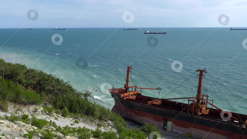 Скачать 22 августа 2025 года грузовое судно RIO село на мель недалеко от берега Кабардинки на черноморском побережье России. Крупное судно село на мель недалеко от береговой линии после морского инцидента фотосток Ozero