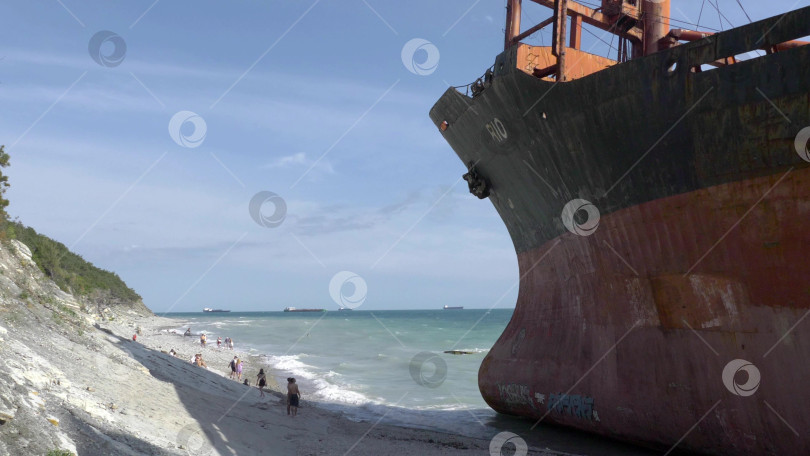 Скачать 22 августа 2025 года грузовое судно RIO село на мель недалеко от берега Кабардинки на черноморском побережье России. Крупное судно село на мель недалеко от береговой линии после морского инцидента фотосток Ozero