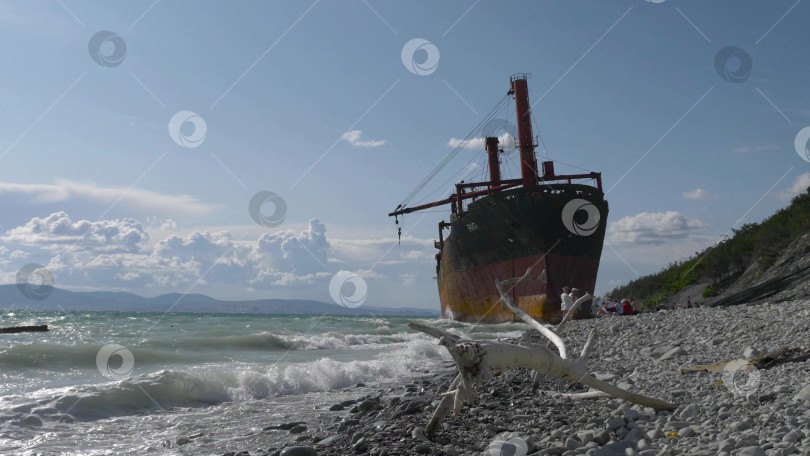 Скачать 22 августа 2025 года грузовое судно RIO село на мель недалеко от берега Кабардинки на черноморском побережье России. Крупное судно село на мель недалеко от береговой линии после морского инцидента фотосток Ozero