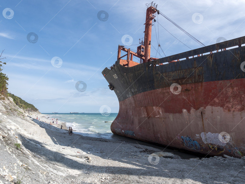 Скачать 22 августа 2025 года грузовое судно RIO село на мель недалеко от берега Кабардинки на черноморском побережье России. Крупное судно село на мель недалеко от береговой линии после морского инцидента фотосток Ozero
