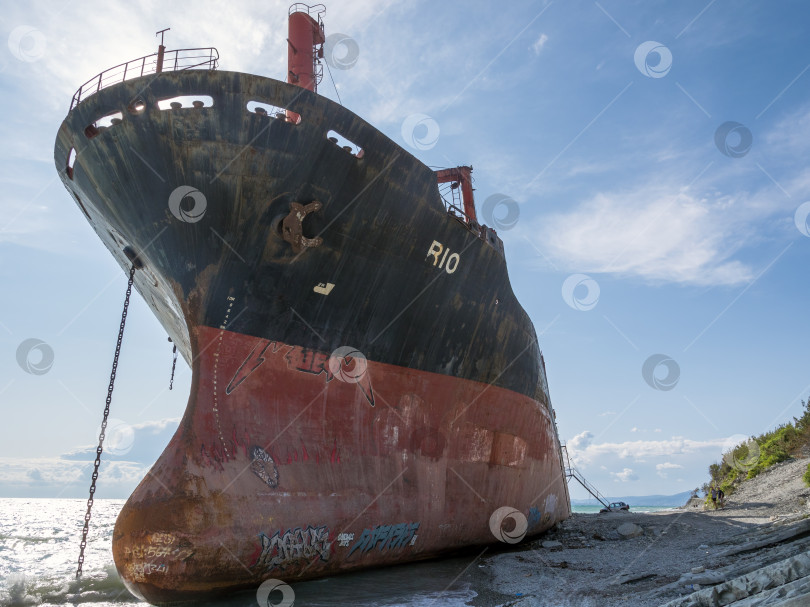 Скачать 22 августа 2025 года грузовое судно RIO село на мель недалеко от берега Кабардинки на черноморском побережье России. Крупное судно село на мель недалеко от береговой линии после морского инцидента фотосток Ozero