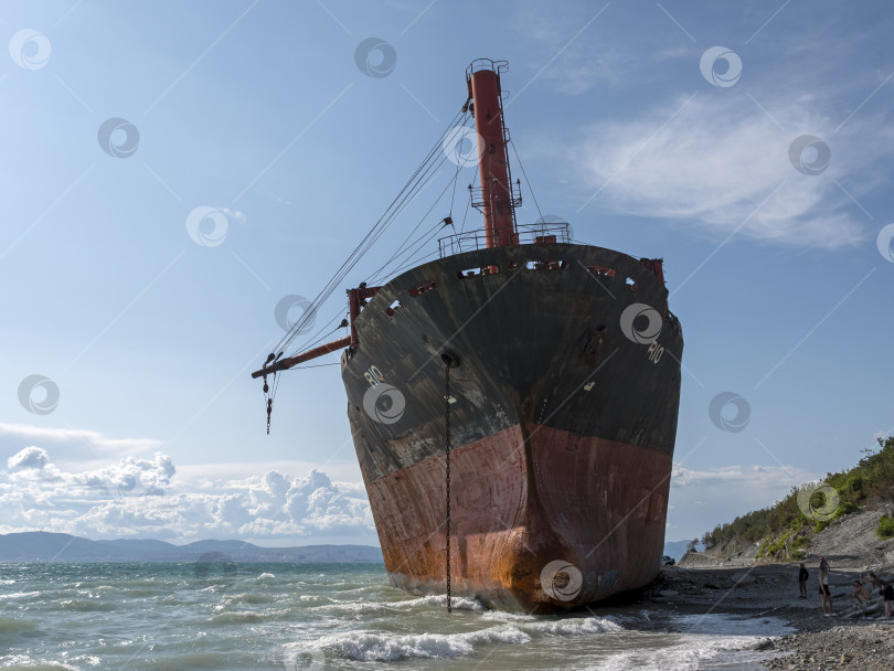 Скачать 22 августа 2025 года грузовое судно RIO село на мель недалеко от берега Кабардинки на черноморском побережье России. Крупное судно село на мель недалеко от береговой линии после морского инцидента фотосток Ozero