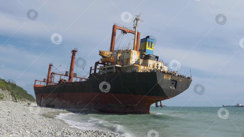 Скачать 22 августа 2025 года грузовое судно RIO село на мель недалеко от берега Кабардинки на черноморском побережье России. Крупное судно село на мель недалеко от береговой линии после морского инцидента фотосток Ozero