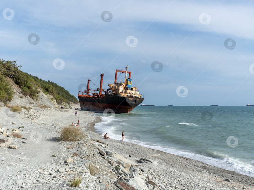 Скачать 22 августа 2025 года грузовое судно RIO село на мель недалеко от берега Кабардинки на черноморском побережье России. Крупное судно село на мель недалеко от береговой линии после морского инцидента фотосток Ozero