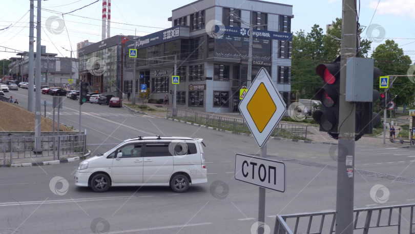 Скачать 12 августа 2025 года: Площадь Свободы в Новороссийске, Россия, центральное общественное пространство, где люди передвигаются по городу в лучах летнего солнца. фотосток Ozero