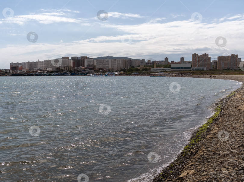 Скачать Пляж Алексино на Суджукской косе в Новороссийске, Россия, с песчаной береговой линией, спокойными водами Черного моря и естественным прибрежным ландшафтом идеально подходит для путешествий и созерцания морских пейзажей фотосток Ozero