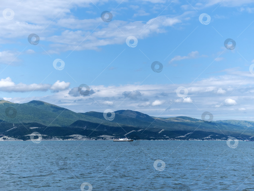 Скачать 22 августа 2025 года, вид порта Новороссийск, Россия, с грузовыми судами и кранами на побережье. Промышленный морской пейзаж на Черном море фотосток Ozero