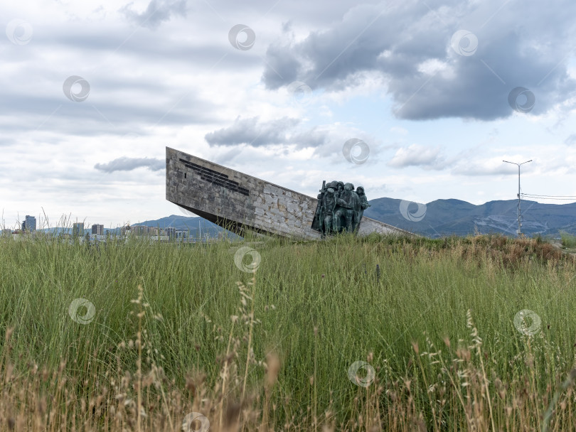 Скачать 22 августа 2025 года в Новороссийске, Россия, в память об их героизме во время Второй мировой войны установлен памятник безземельным солдатам. Исторический мемориал на побережье Черного моря фотосток Ozero