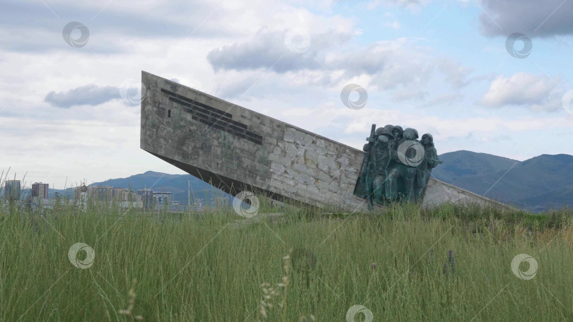 Скачать 22 августа 2025 года в Новороссийске, Россия, в память об их героизме во время Второй мировой войны установлен памятник безземельным солдатам. Исторический мемориал на побережье Черного моря фотосток Ozero