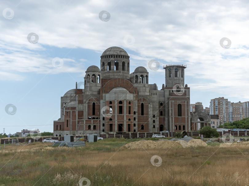 Скачать 24 августа 2025 года: Морской собор Святого Николая Чудотворца, строящийся на набережной в Новороссийске, Россия, представляет собой религиозную архитектуру и градостроительство. фотосток Ozero