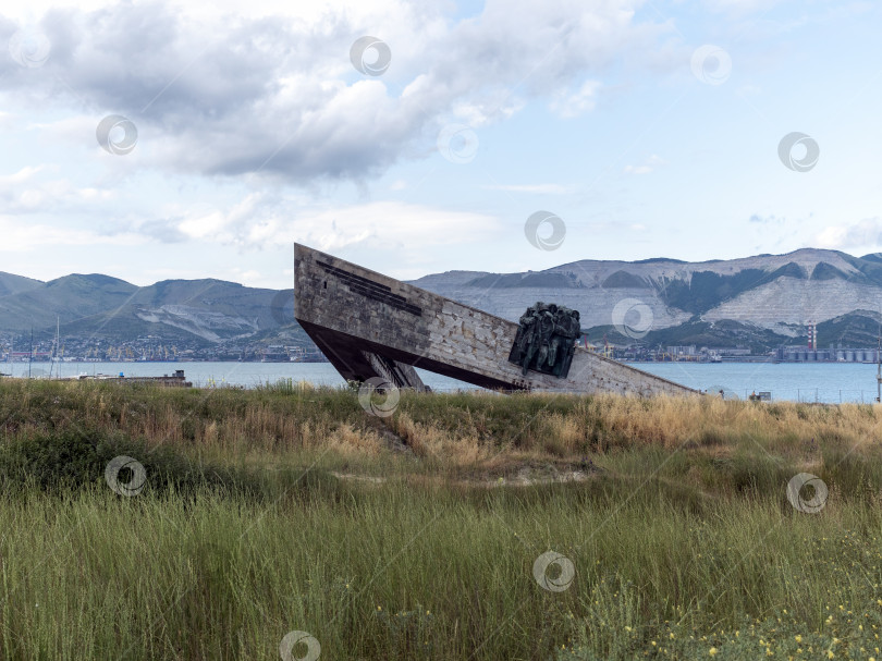 Скачать 22 августа 2025 года в Новороссийске, Россия, в память об их героизме во время Второй мировой войны установлен памятник безземельным солдатам. Исторический мемориал на побережье Черного моря фотосток Ozero