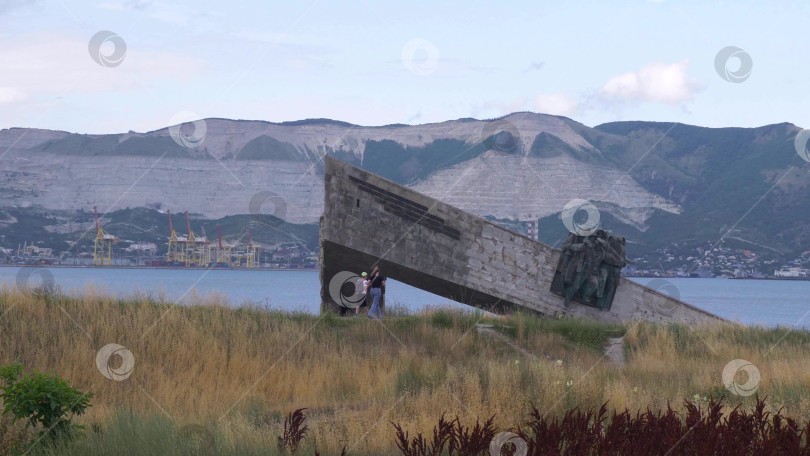 Скачать 22 августа 2025 года в Новороссийске, Россия, в память об их героизме во время Второй мировой войны установлен памятник безземельным солдатам. Исторический мемориал на побережье Черного моря фотосток Ozero