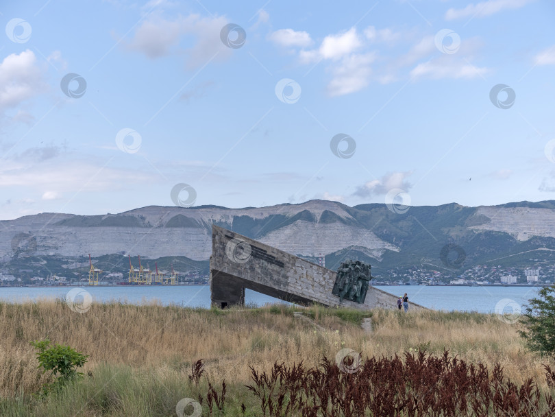 Скачать 22 августа 2025 года в Новороссийске, Россия, в память об их героизме во время Второй мировой войны установлен памятник безземельным солдатам. Исторический мемориал на побережье Черного моря фотосток Ozero