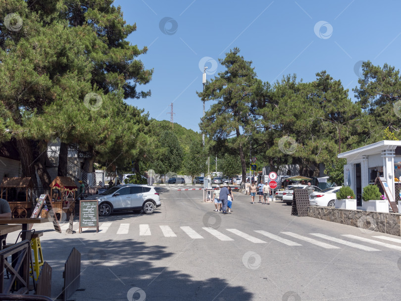 Скачать 19 августа 2025 года Вход в комплекс "Абрау-Дюрсо", утопающий в зелени и живописном ландшафте фотосток Ozero