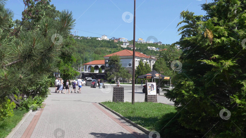 Скачать 19 августа 2025 года прогулка по озеру Абрау-Дюрсо со спокойной водой, зеленью и живописными окрестностями фотосток Ozero