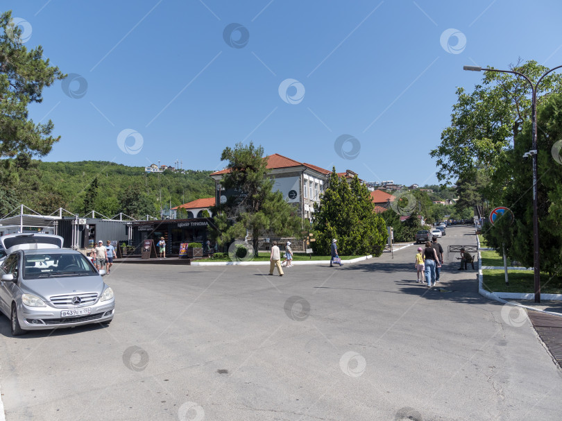 Скачать 19 августа 2025 года Вход в комплекс "Абрау-Дюрсо", утопающий в зелени и живописном ландшафте фотосток Ozero