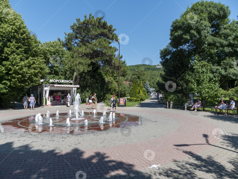 Скачать 19 августа 2025 года Вход в комплекс "Абрау-Дюрсо", утопающий в зелени и живописном ландшафте фотосток Ozero