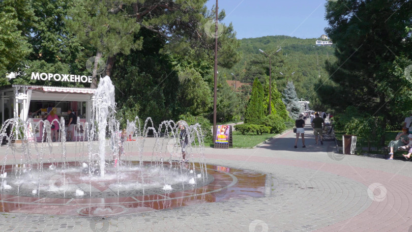 Скачать 19 августа 2025 года прогулка по озеру Абрау-Дюрсо со спокойной водой, зеленью и живописными окрестностями фотосток Ozero