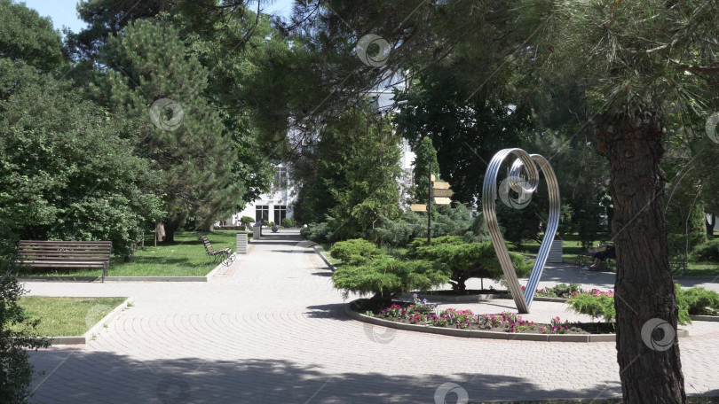 Скачать 19 августа 2025 года прогулка по озеру Абрау-Дюрсо со спокойной водой, зеленью и живописными окрестностями фотосток Ozero