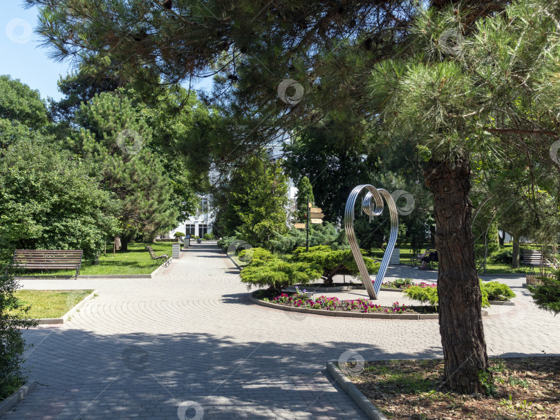 Скачать 19 августа 2025 года прогулка по озеру Абрау-Дюрсо со спокойной водой, зеленью и живописными окрестностями фотосток Ozero