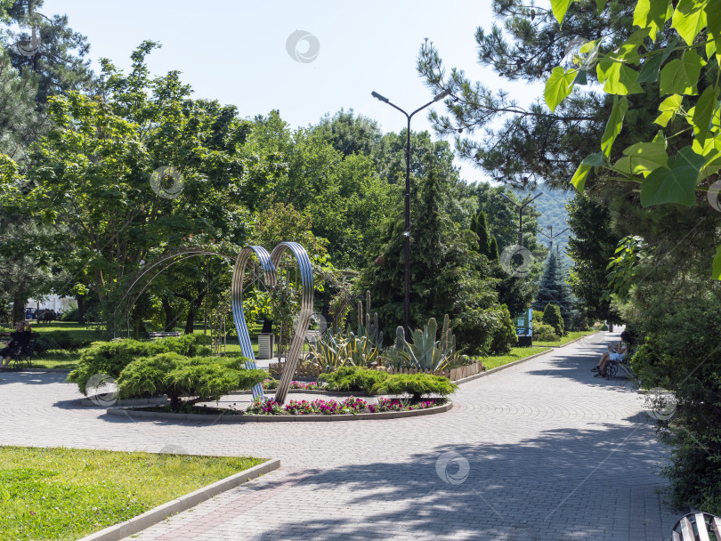 Скачать 19 августа 2025 года прогулка по озеру Абрау-Дюрсо со спокойной водой, зеленью и живописными окрестностями фотосток Ozero