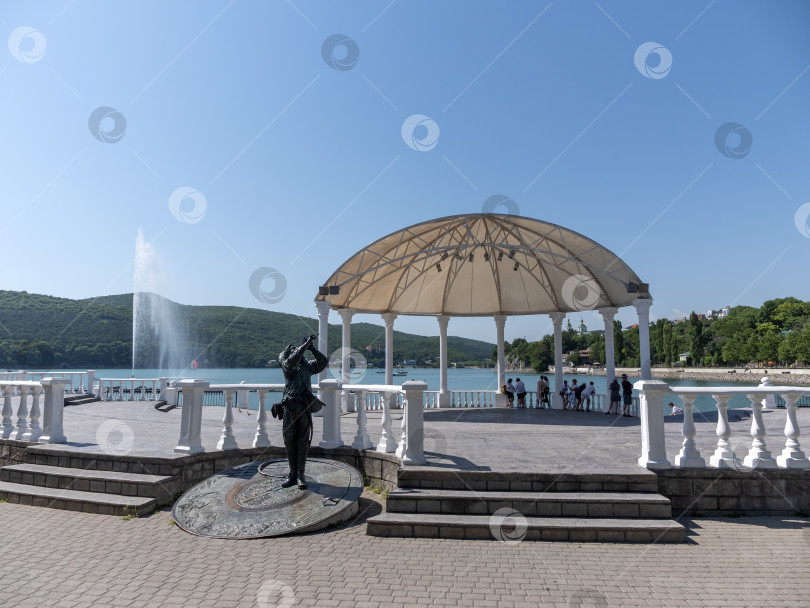 Скачать 19 августа 2025 года прогулка по озеру Абрау-Дюрсо со спокойной водой, зеленью и живописными окрестностями фотосток Ozero