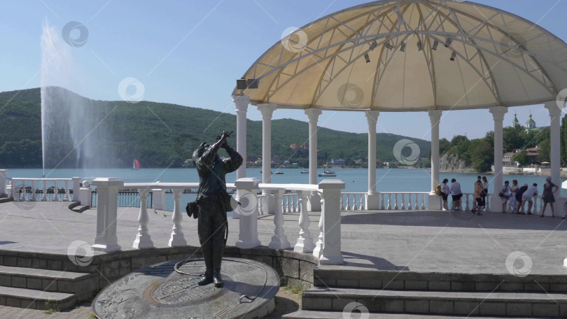 Скачать 19 августа 2025 года прогулка по озеру Абрау-Дюрсо со спокойной водой, зеленью и живописными окрестностями фотосток Ozero