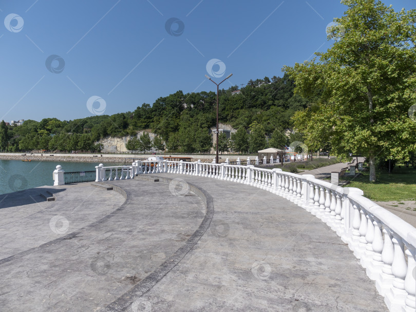 Скачать 19 августа 2025 года прогулка по озеру Абрау-Дюрсо со спокойной водой, зеленью и живописными окрестностями фотосток Ozero