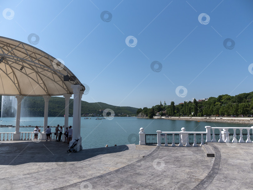 Скачать 19 августа 2025 года прогулка по озеру Абрау-Дюрсо со спокойной водой, зеленью и живописными окрестностями фотосток Ozero