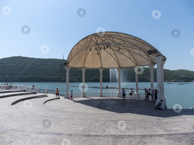 Скачать 19 августа 2025 года прогулка по озеру Абрау-Дюрсо со спокойной водой, зеленью и живописными окрестностями фотосток Ozero