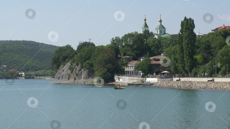 Скачать 19 августа 2025 года прогулка по озеру Абрау-Дюрсо со спокойной водой, зеленью и живописными окрестностями фотосток Ozero