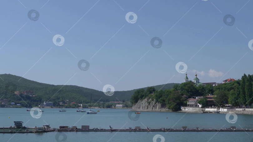 Скачать 19 августа 2025 года прогулка по озеру Абрау-Дюрсо со спокойной водой, зеленью и живописными окрестностями фотосток Ozero