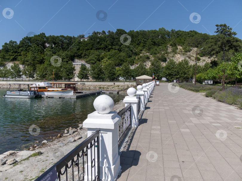 Скачать 19 августа 2025 года прогулка по озеру Абрау-Дюрсо со спокойной водой, зеленью и живописными окрестностями фотосток Ozero