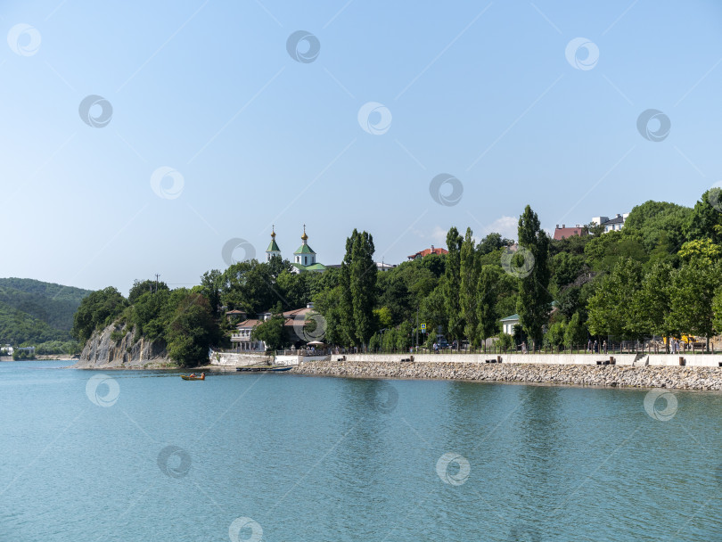 Скачать 19 августа 2025 года прогулка по озеру Абрау-Дюрсо со спокойной водой, зеленью и живописными окрестностями фотосток Ozero