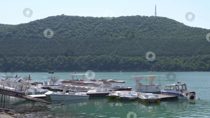 Скачать 19 августа 2025 года прогулка по озеру Абрау-Дюрсо со спокойной водой, зеленью и живописными окрестностями фотосток Ozero