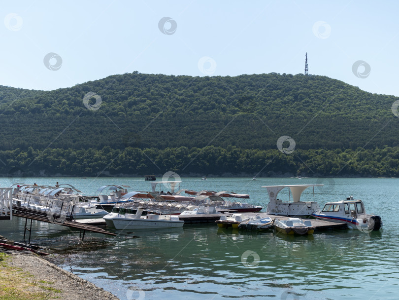 Скачать 19 августа 2025 года прогулка по озеру Абрау-Дюрсо со спокойной водой, зеленью и живописными окрестностями фотосток Ozero