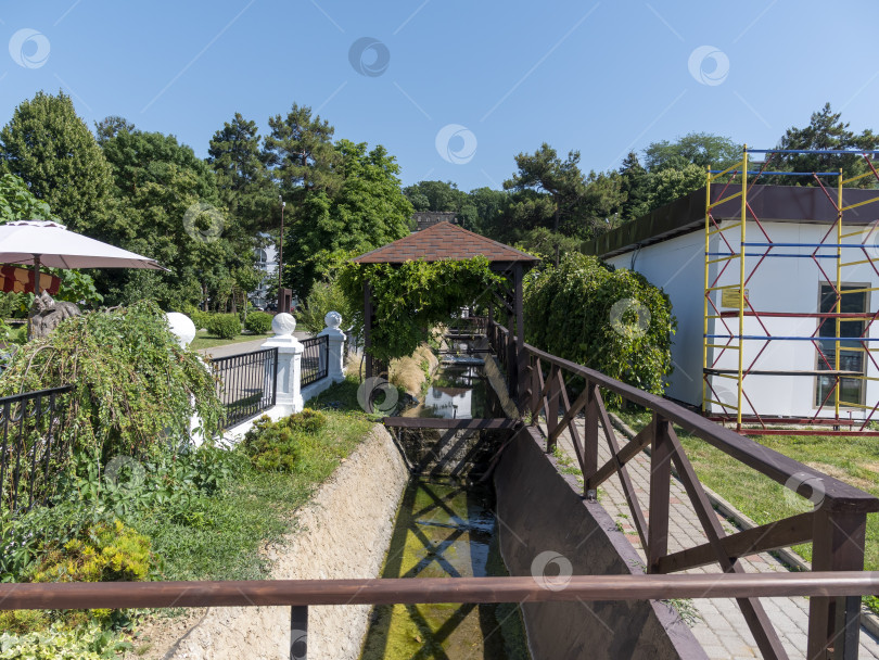 Скачать 19 августа 2025 года прогулка по озеру Абрау-Дюрсо со спокойной водой, зеленью и живописными окрестностями фотосток Ozero