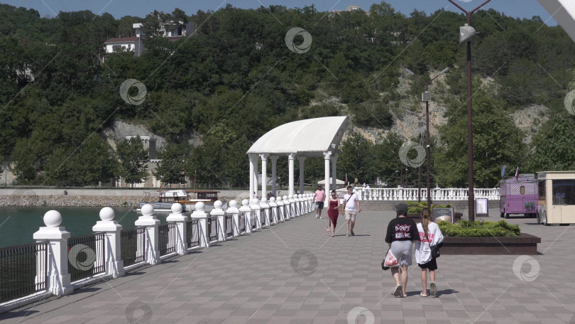 Скачать 19 августа 2025 года прогулка по озеру Абрау-Дюрсо со спокойной водой, зеленью и живописными окрестностями фотосток Ozero