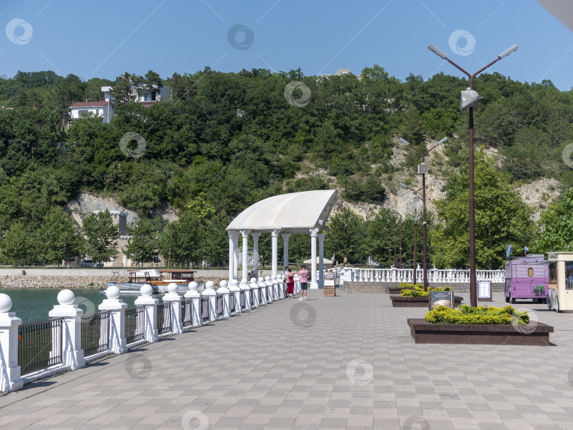 Скачать 19 августа 2025 года прогулка по озеру Абрау-Дюрсо со спокойной водой, зеленью и живописными окрестностями фотосток Ozero