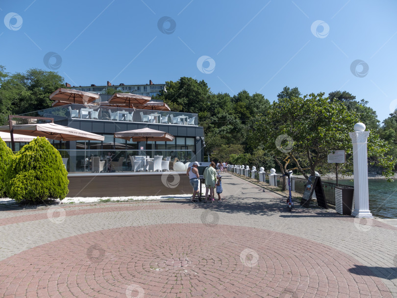 Скачать 19 августа 2025 года прогулка по озеру Абрау-Дюрсо со спокойной водой, зеленью и живописными окрестностями фотосток Ozero