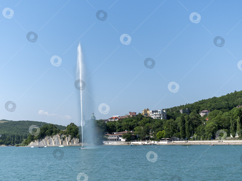 Скачать 19 августа 2025 года прогулка по озеру Абрау-Дюрсо со спокойной водой, зеленью и живописными окрестностями фотосток Ozero