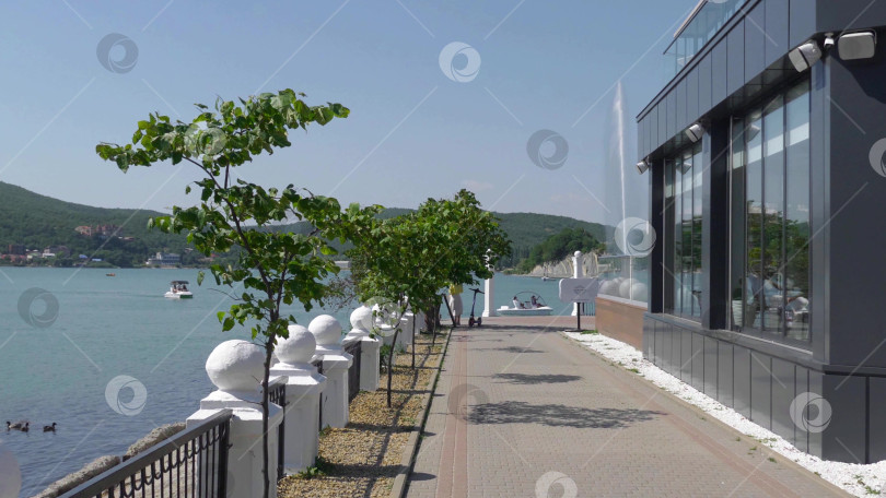 Скачать 19 августа 2025 года прогулка по озеру Абрау-Дюрсо со спокойной водой, зеленью и живописными окрестностями фотосток Ozero