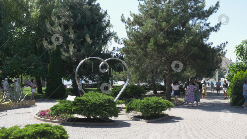 Скачать 19 августа 2025 года прогулка по озеру Абрау-Дюрсо со спокойной водой, зеленью и живописными окрестностями фотосток Ozero