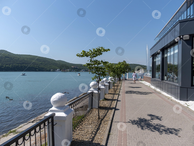 Скачать 19 августа 2025 года прогулка по озеру Абрау-Дюрсо со спокойной водой, зеленью и живописными окрестностями фотосток Ozero