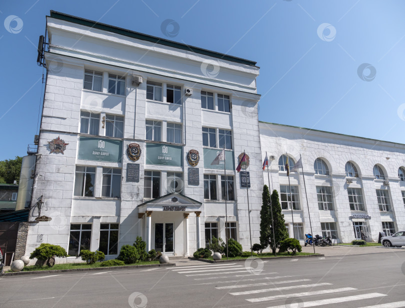 Скачать 19 августа 2025 года Здание столовой в Абрау-Дюрсо, утопающее в зелени и тишине на открытом воздухе фотосток Ozero