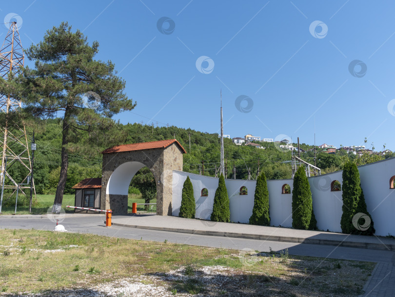 Скачать 19 августа 2025 года Вход в комплекс "Абрау-Дюрсо", утопающий в зелени и живописном ландшафте фотосток Ozero